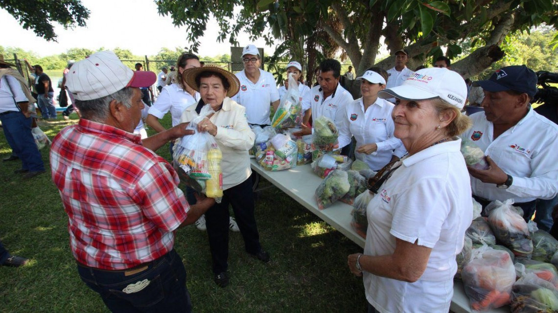 Atiende Magdalena Peraza necesidades del ejido La Isleta