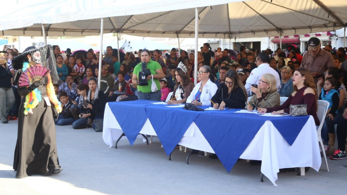 Celebran más de 2 mil personas el "Día de Muertos"