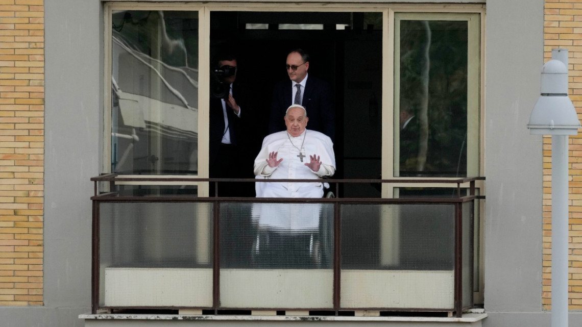 Papa Francisco abandona el hospital y reaparece en público