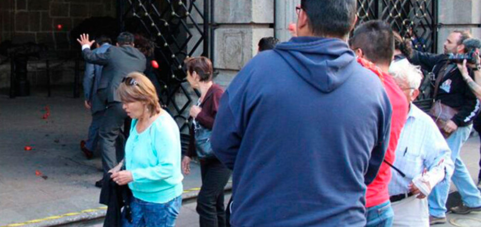 Continuarán jitomatazos contra diputados que no regresen bono: Arne