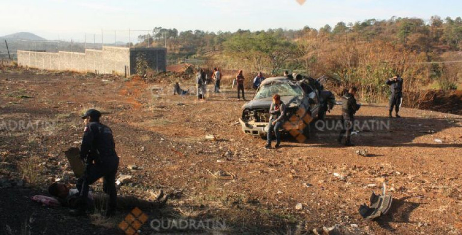 Al menos 10 jornaleros heridos en volcadura en Michoacán