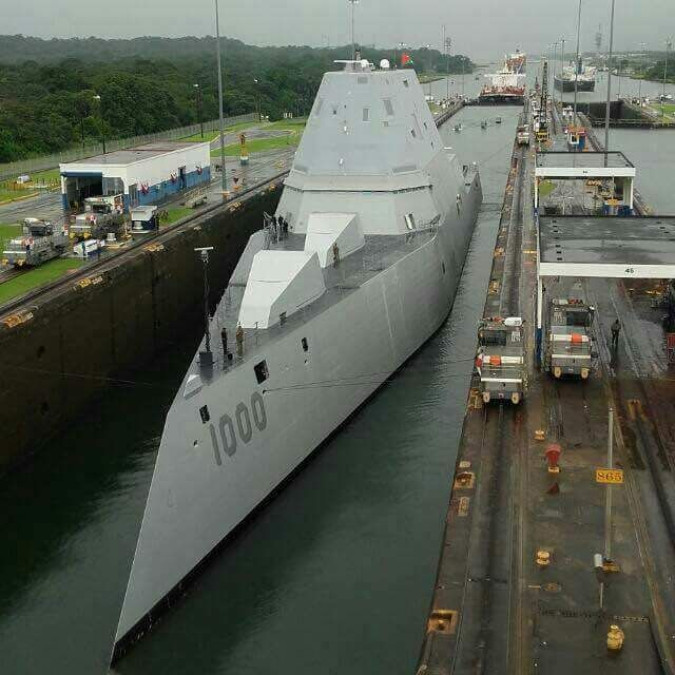 Atraviesan submarinos nucleares de EU el Canal de Panamá