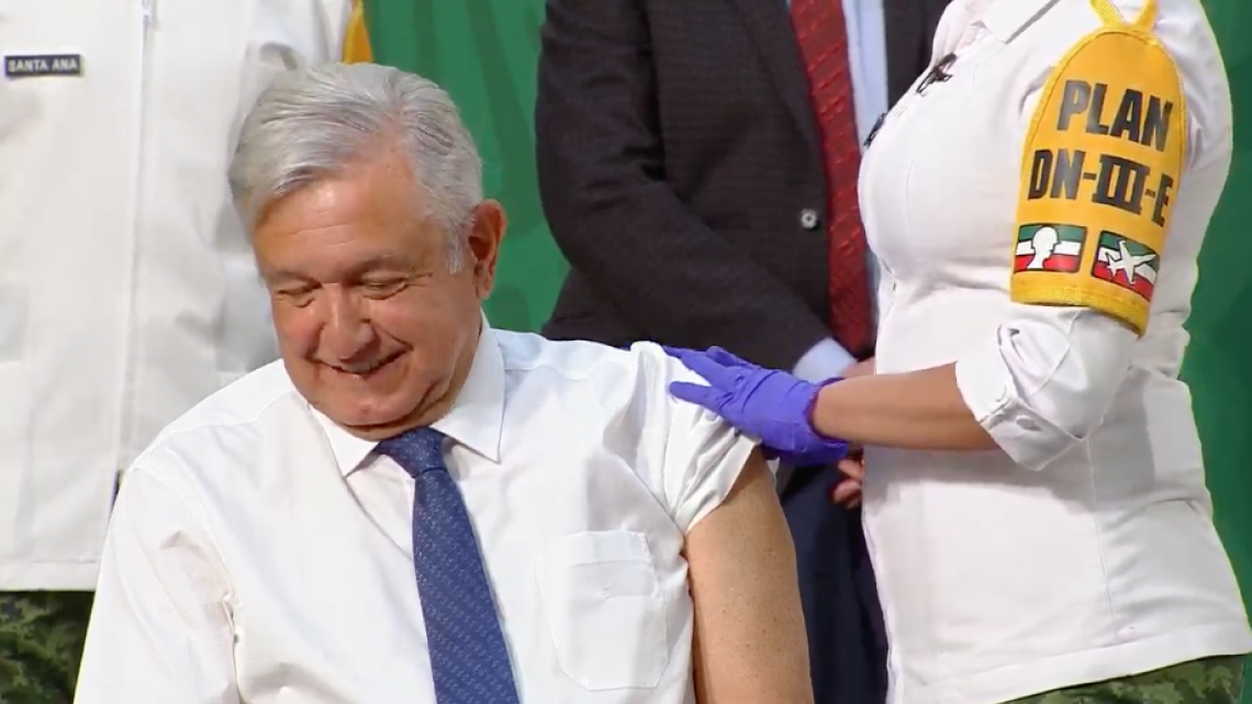 Recibe AMLO primera dosis de la vacuna AstraZeneca contra el COVID-19 en Palacio Nacional