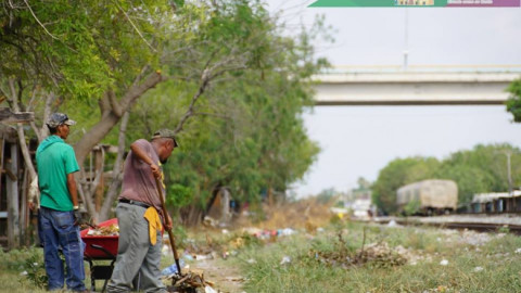 Realizan trabajos de limpieza a orillas de la vía del ferrocarril
