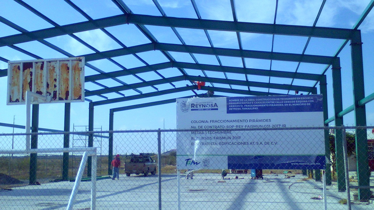 Construcción de techumbre escolar sigue en marcha