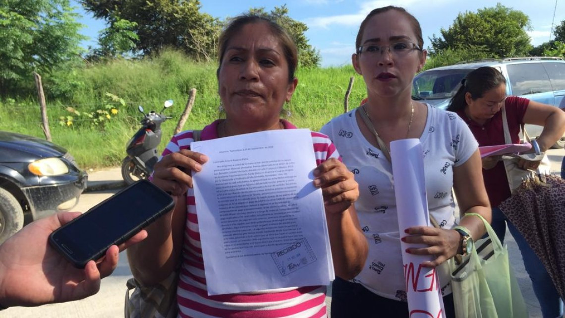 Padres de familia se manifiestan en escuela preescolar