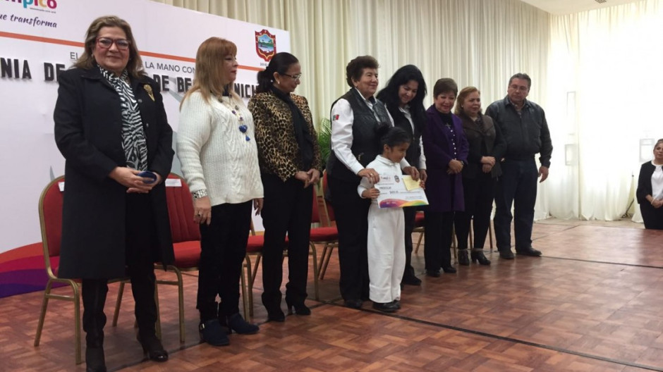 Entregan 506 becas a alumnos destacados