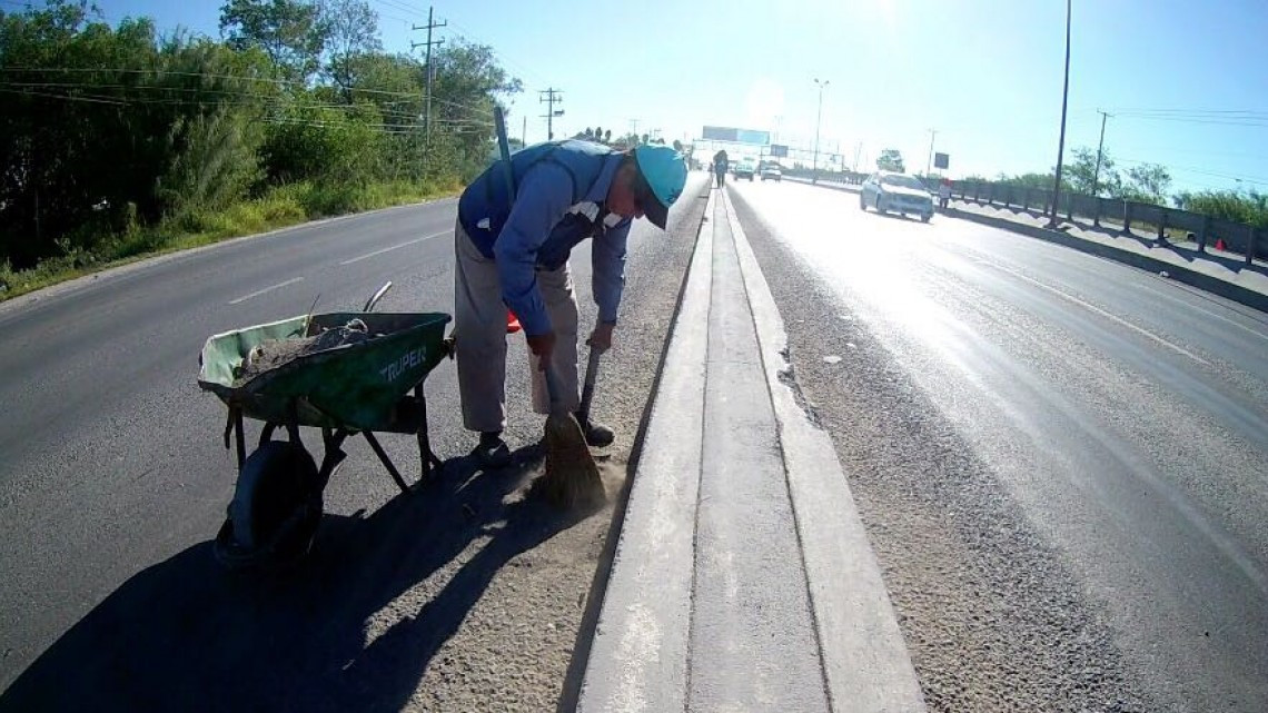 Delimitan cuadrillas municipales espacio para trabajar con seguridad
