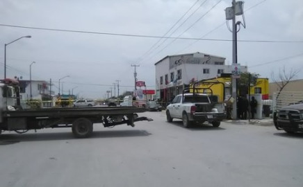 Aseguran camioneta que transportaban armas largas