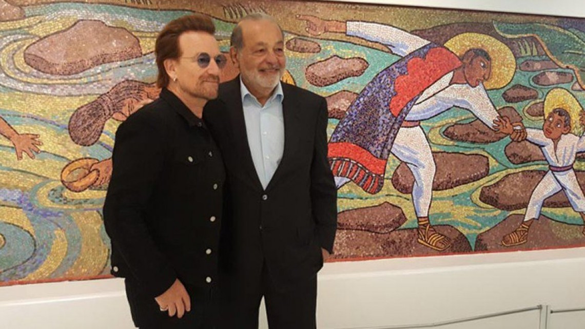 Bono recorre el museo Soumaya junto a Slim