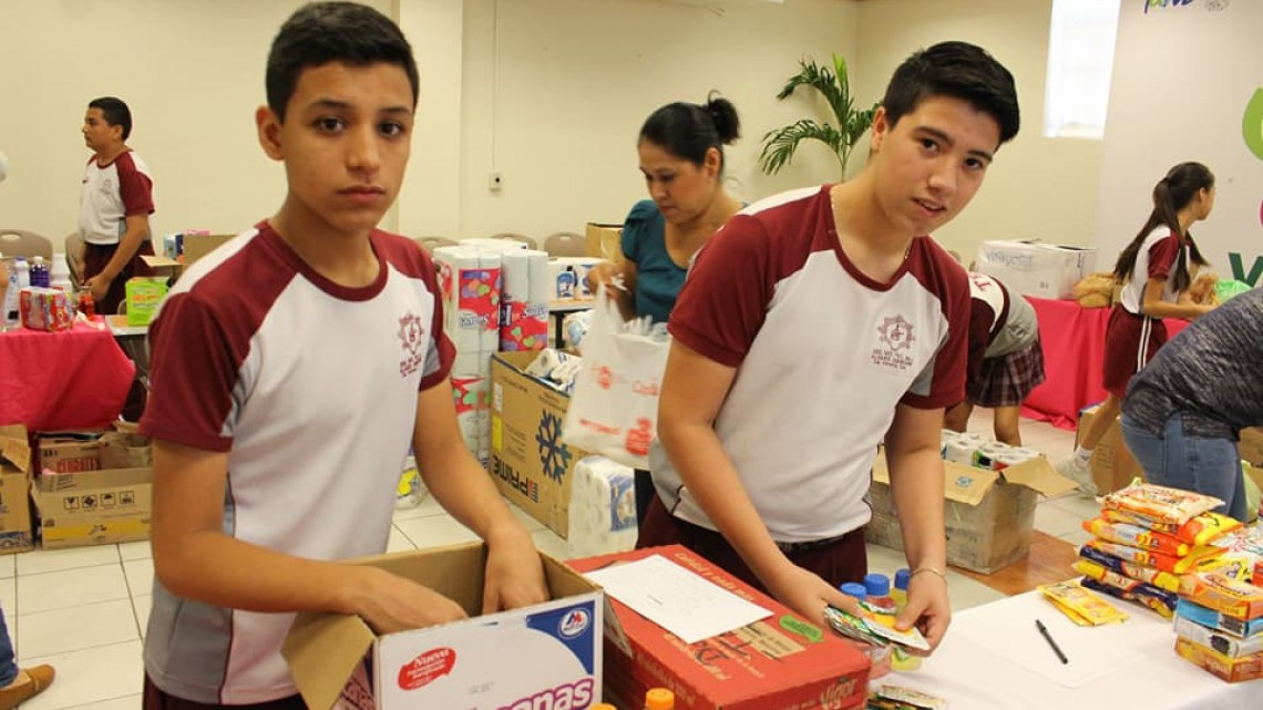 Voluntarios apoyan en centro de acopio de DIF Victoria