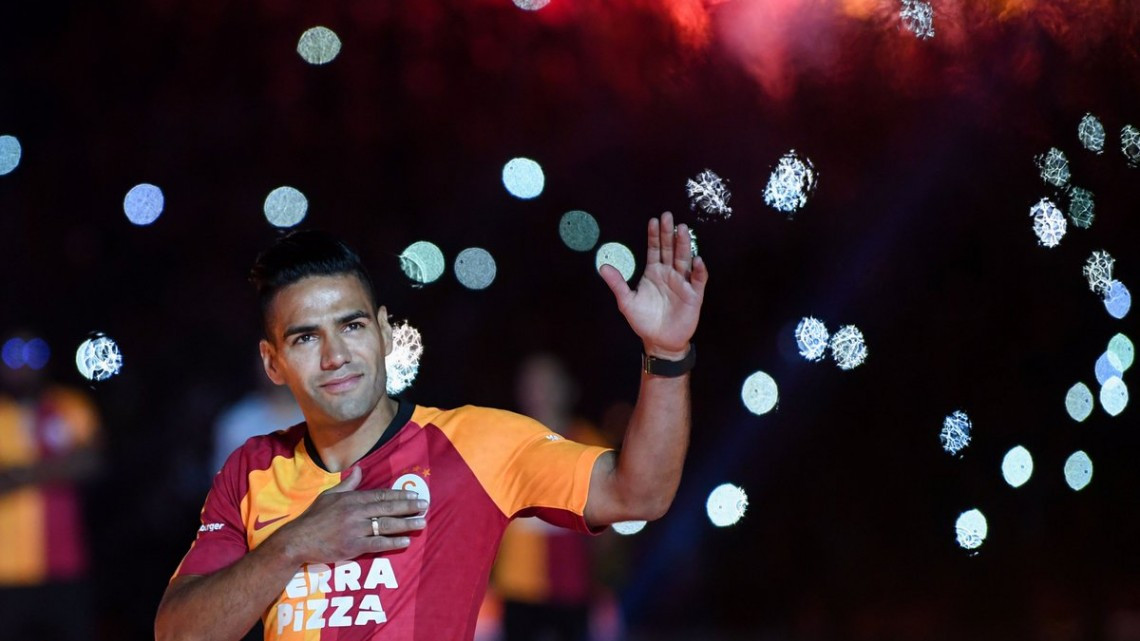 El estadio del Galatasaray ruge con la presentación de Falcao