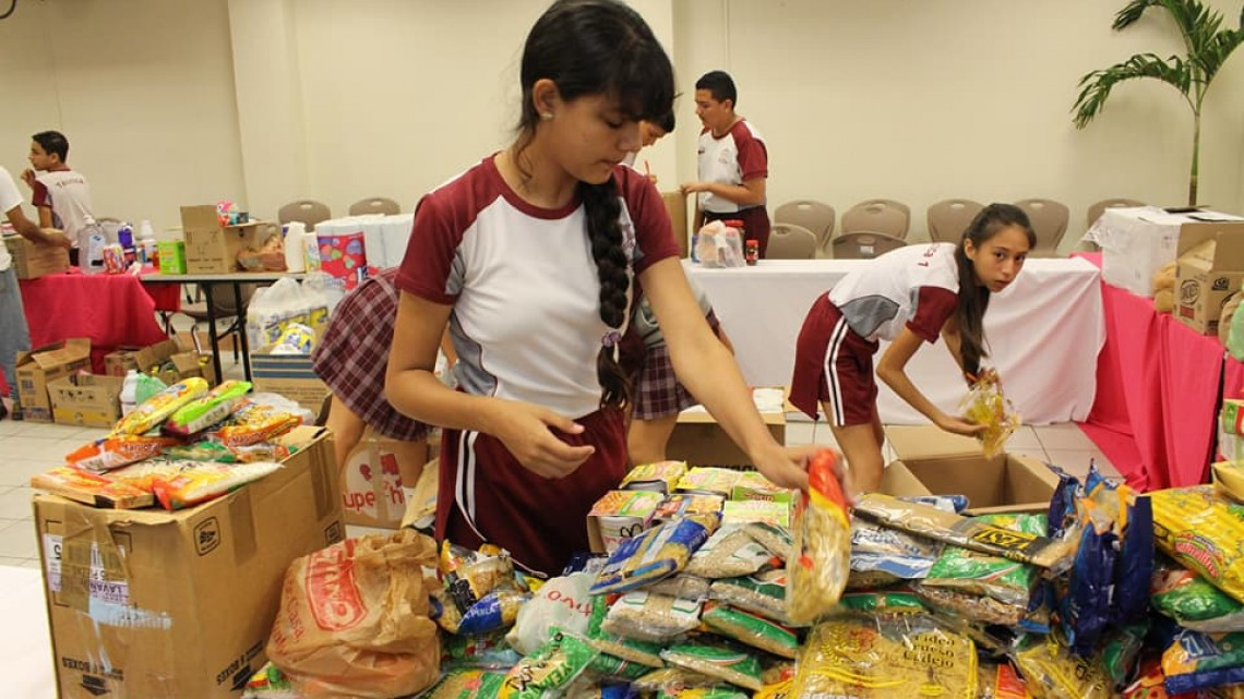 Voluntarios apoyan en centro de acopio de DIF Victoria