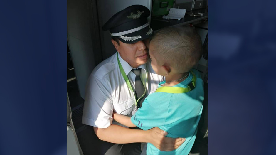 Homenajean a niño con cáncer y lo nombran capitán del vuelo