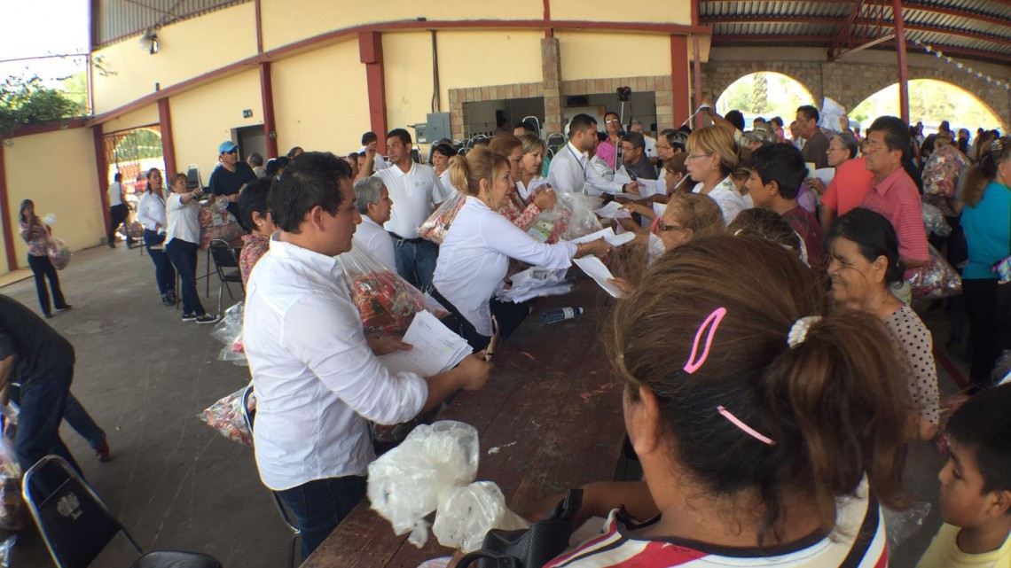 Alcalde realiza entrega de dulces a líderes de colonia 