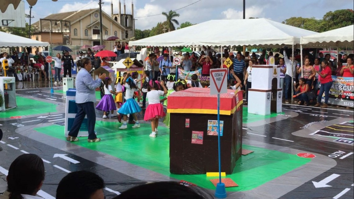 Niños de educación básica, demuestran lo aprendido en el tema de vialidad.