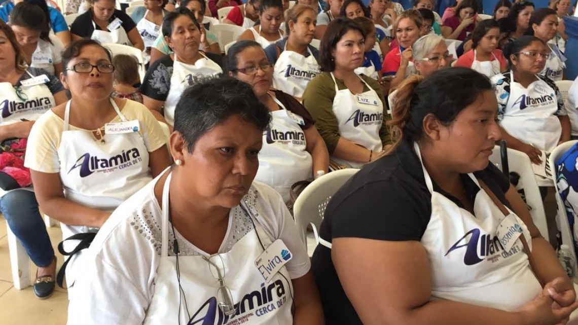 Alcaldesa da curso de repostería a mujeres emprendedoras