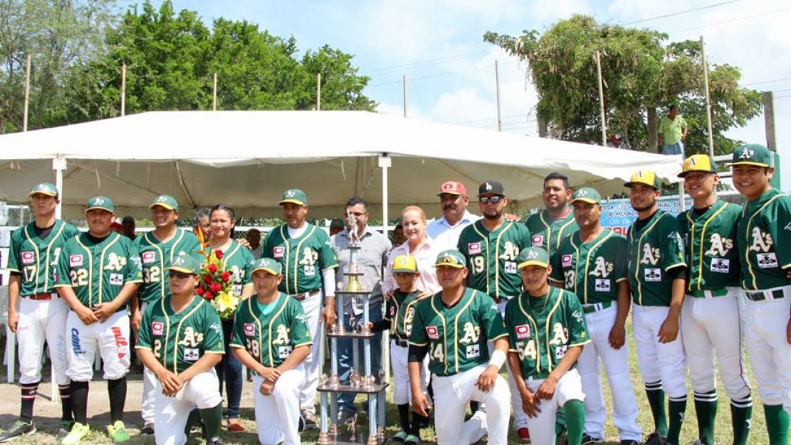 Amparán Cruz asiste y preside torneos de Beisbol