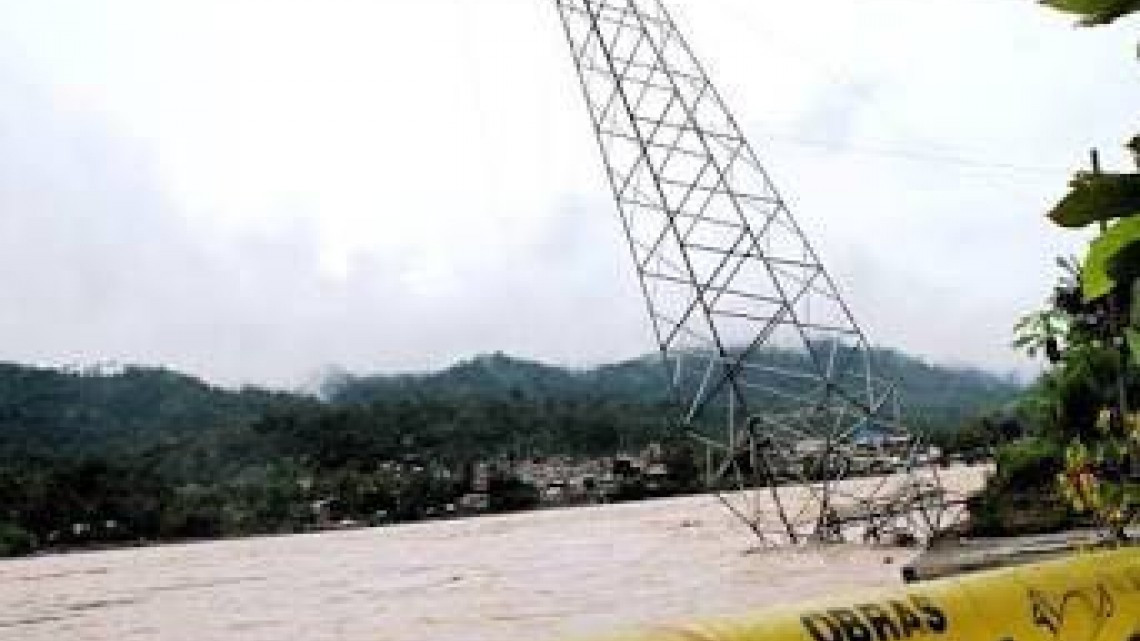 Tornado tira torre y deja sin electricidad a la frontera