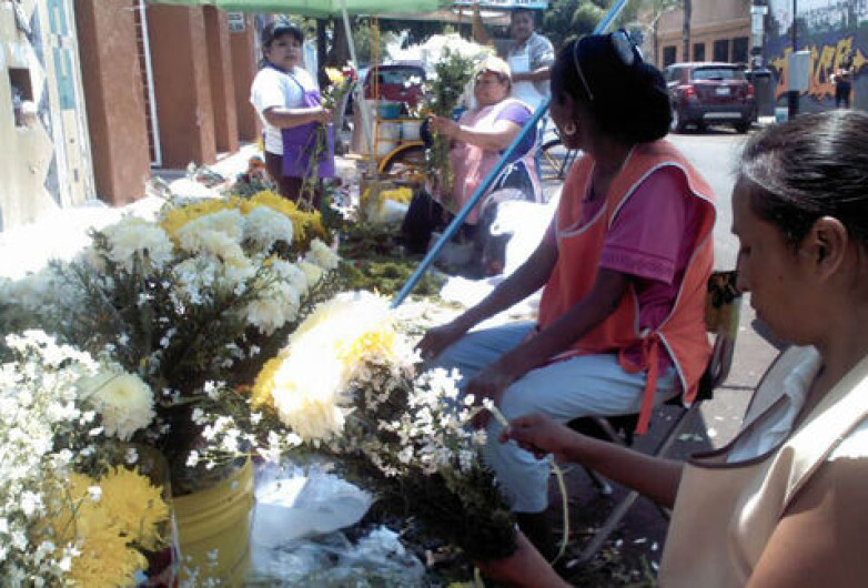 Comerciantes reportan malas ventas en panteones