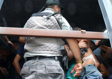 Rescatan a 112 migrantes que iban en camión de carga