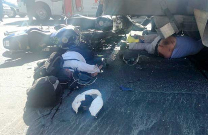 Fallecen motociclistas al  imapctar contra camión