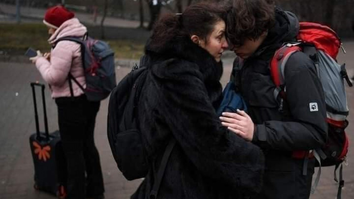 Parejas, familias y mascotas se despiden por invasión en Ucrania