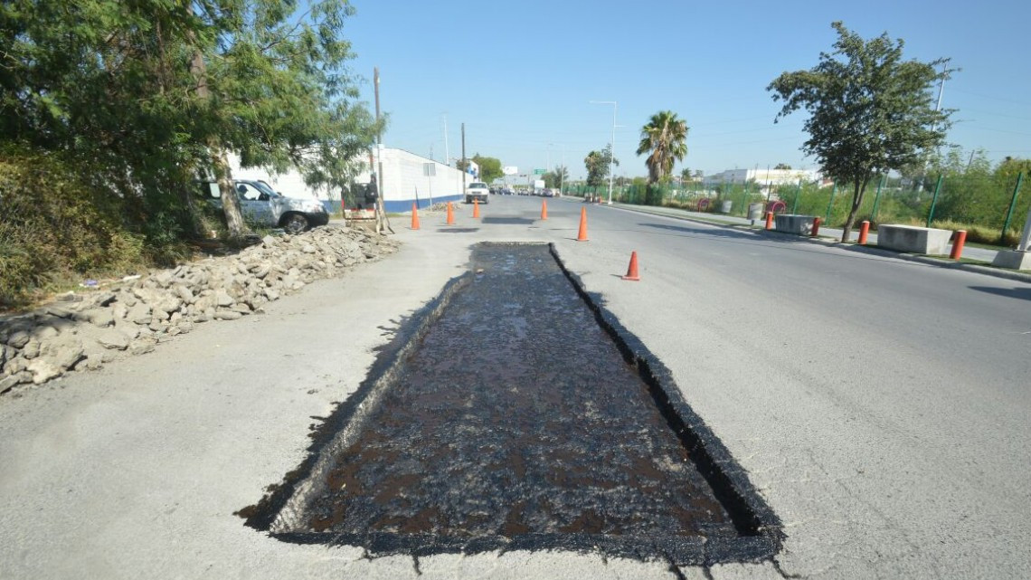 Realizan labores de bacheo en Avenida Garza Zamora