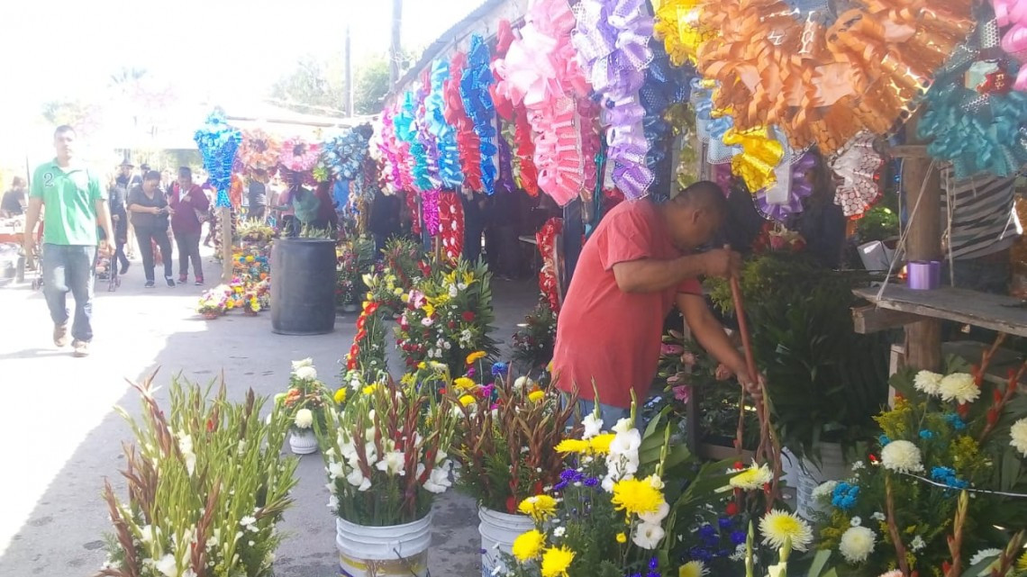 En los panteones de Matamoros empiezan a llegar los Vivos a visitar a sus Muertos