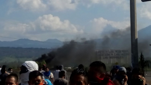 Se enfrentan normalistas con Policía de Michoacán, un herido