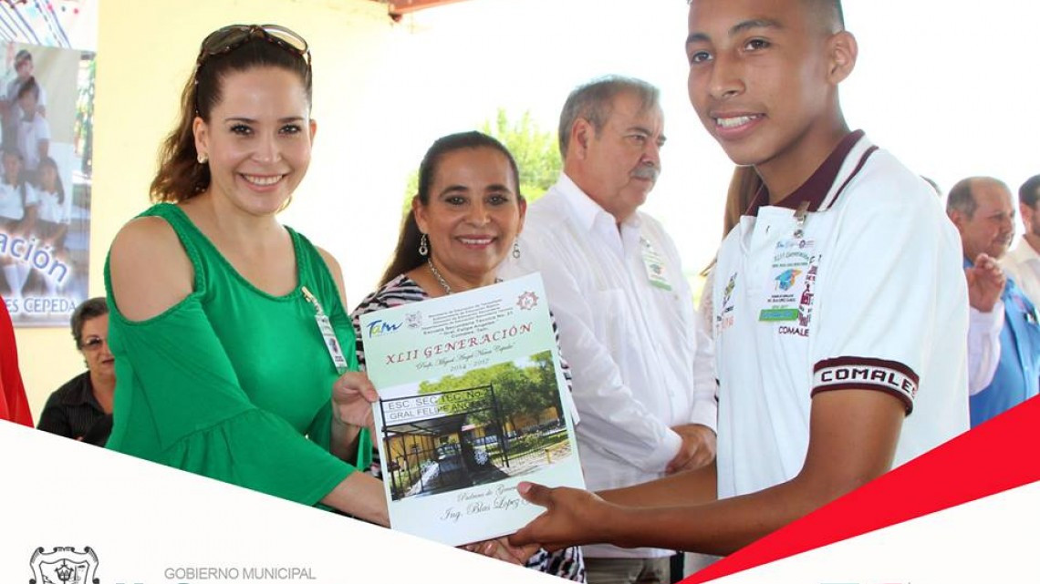 Alcalde asiste a ceremonia de graduación