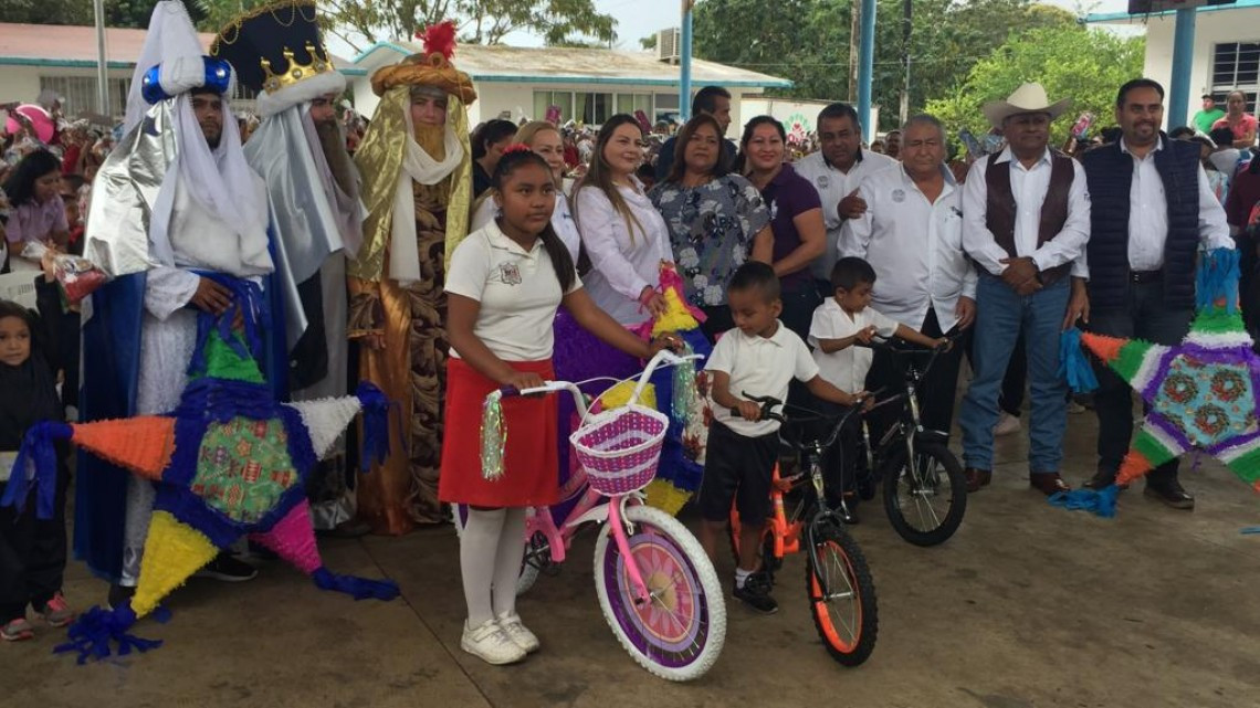 Los Reyes Magos continuan festejando a los niños de Altamira