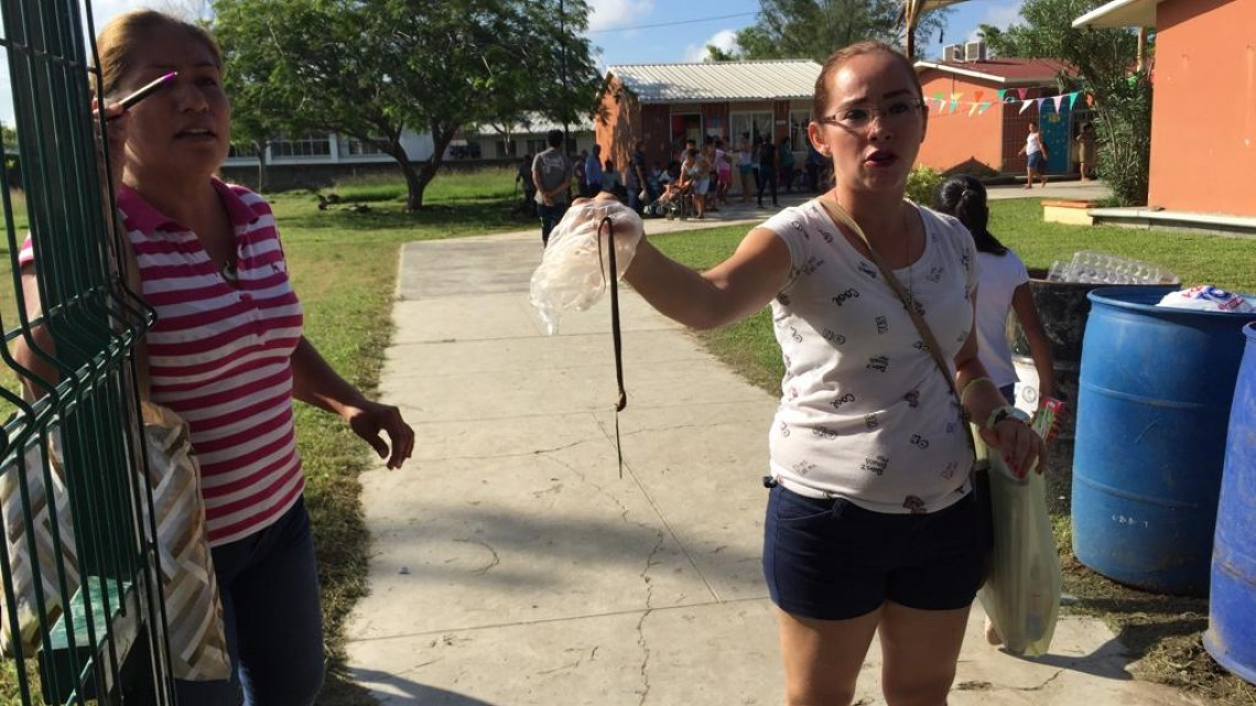 Padres de familia se manifiestan en escuela preescolar