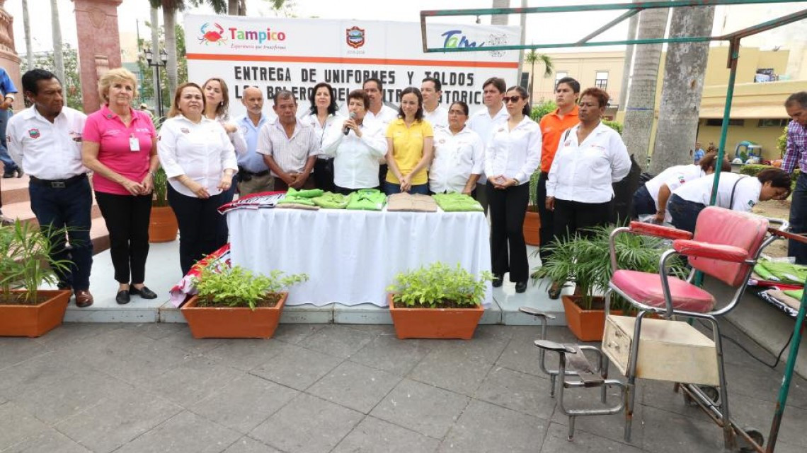 Entrega Alcadesa uniformes y toldos a los aseadores de calzado