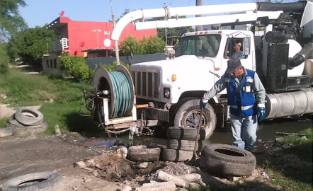 Apremiante no tirar basura a la calle, causa taponamientos