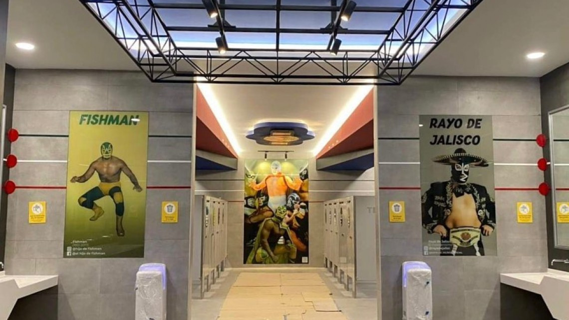 Lucha Libre y Xochimilco son plasmados en la decoración de los baños de AIFA 