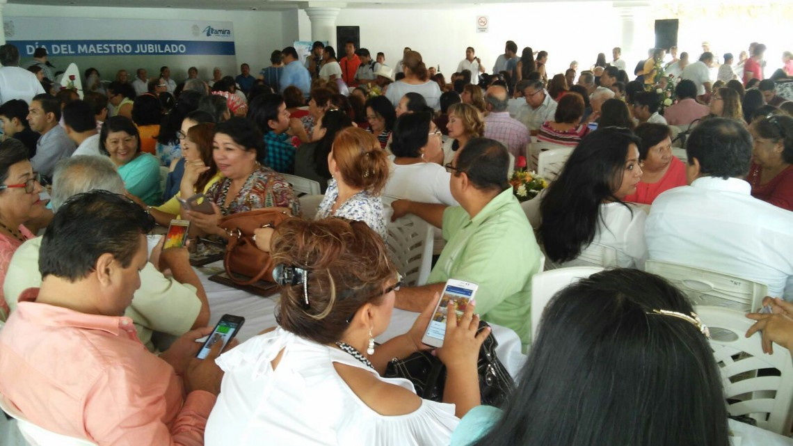 Festejan a maestros, por su trayectoria y forjadores de la sociedad