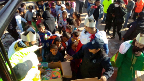 Policía Estatal entrega regalos y dulces a niños de sectores populares