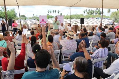 Llama Alcalde Mario López a extremar cuidado del agua; entrega tinacos a más de 360 familias