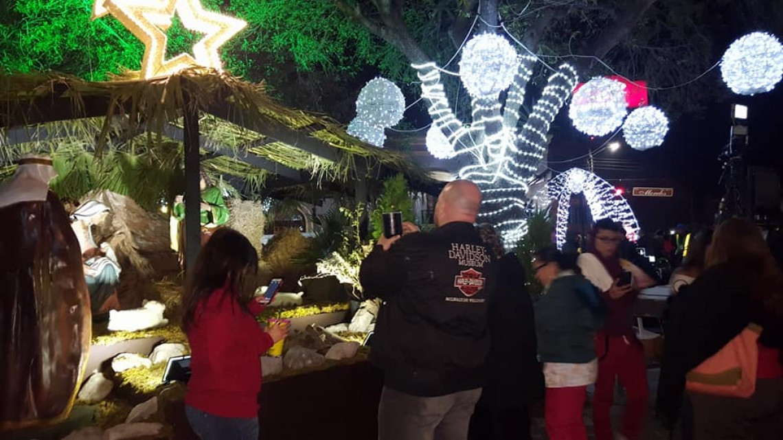 Disfrutan matamorenses de desfile y encendido de pino