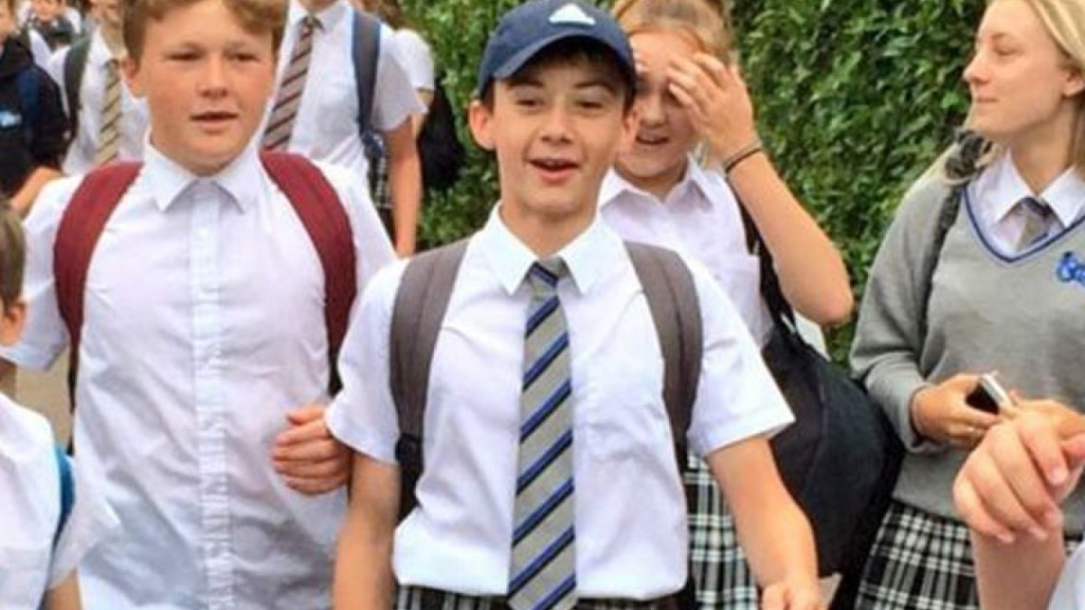 Barones llevan falda a escuela por intenso calor 