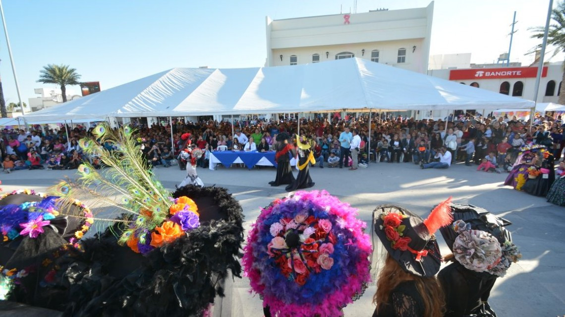 Celebran más de 2 mil personas el "Día de Muertos"