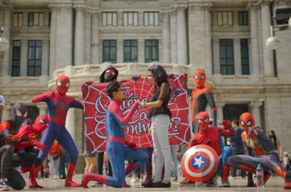 Joven disfrazado de Spider-Man le pidió matrimonio a su novia