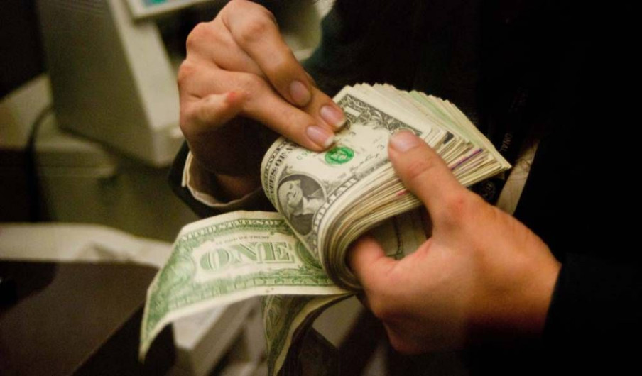 En el AICM dólar se vende en 19.36 pesos