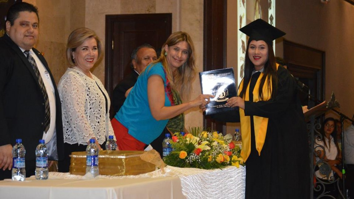 Alcaldesa felicita a graduados de la preparatoria José de Escandón