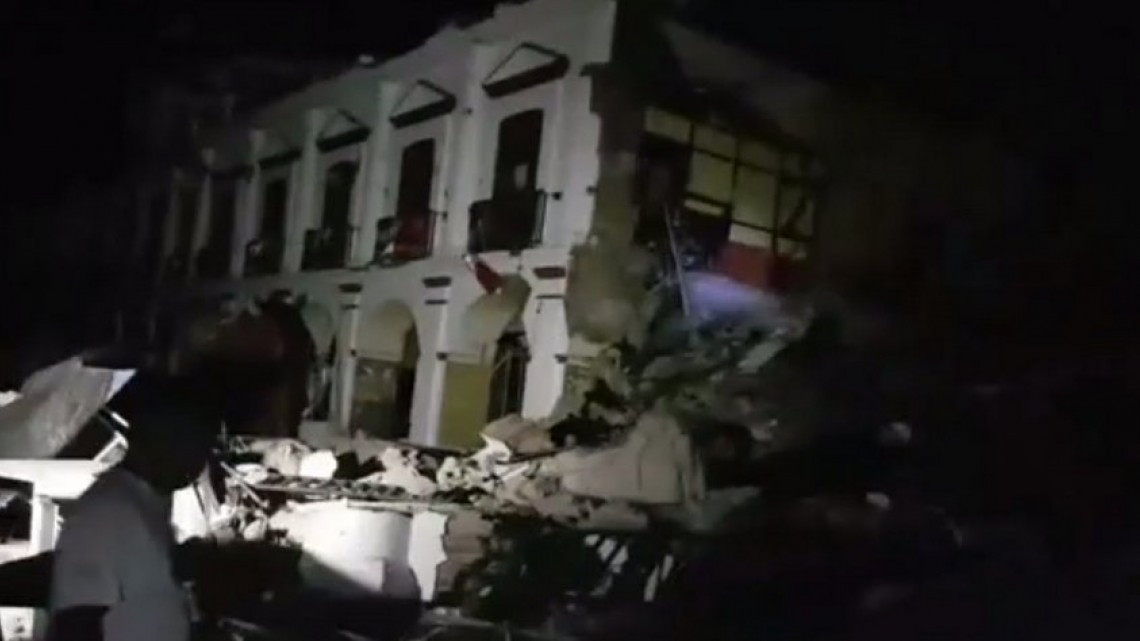 El sismo causó al menos 30 muertos y daños materiales