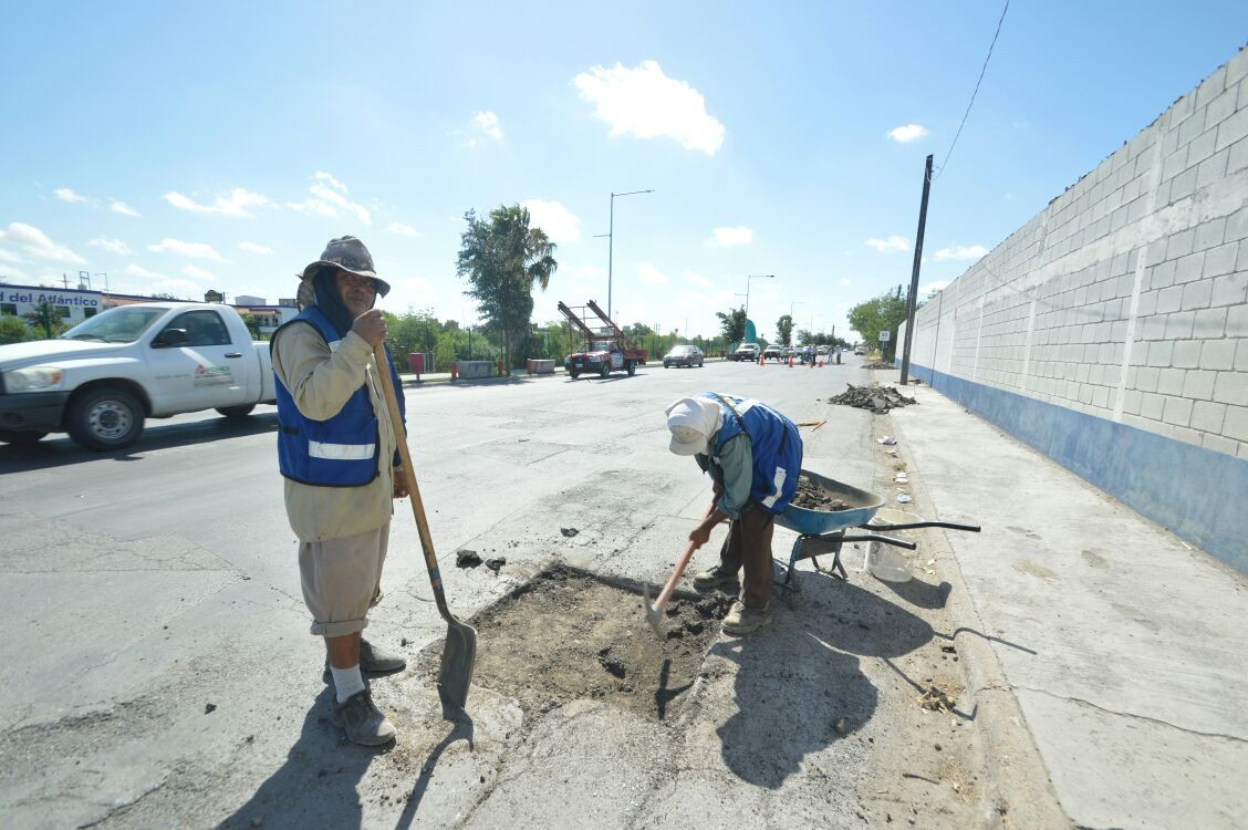 Realizan labores de bacheo en Avenida Garza Zamora