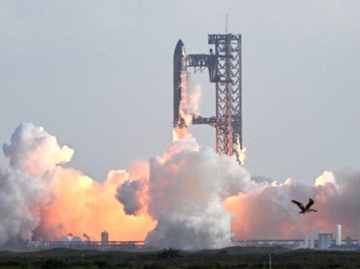 SpaceX logra exitoso décimo vuelo de prueba del cohete Starship