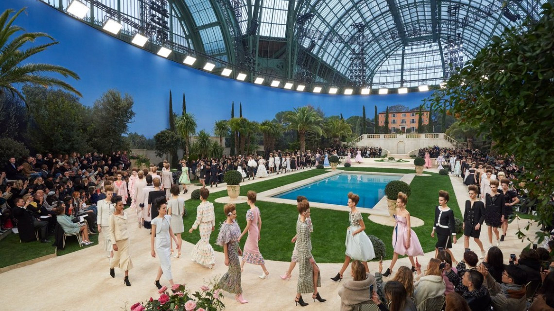 La fiesta de piscina retro de Chanel en París 
