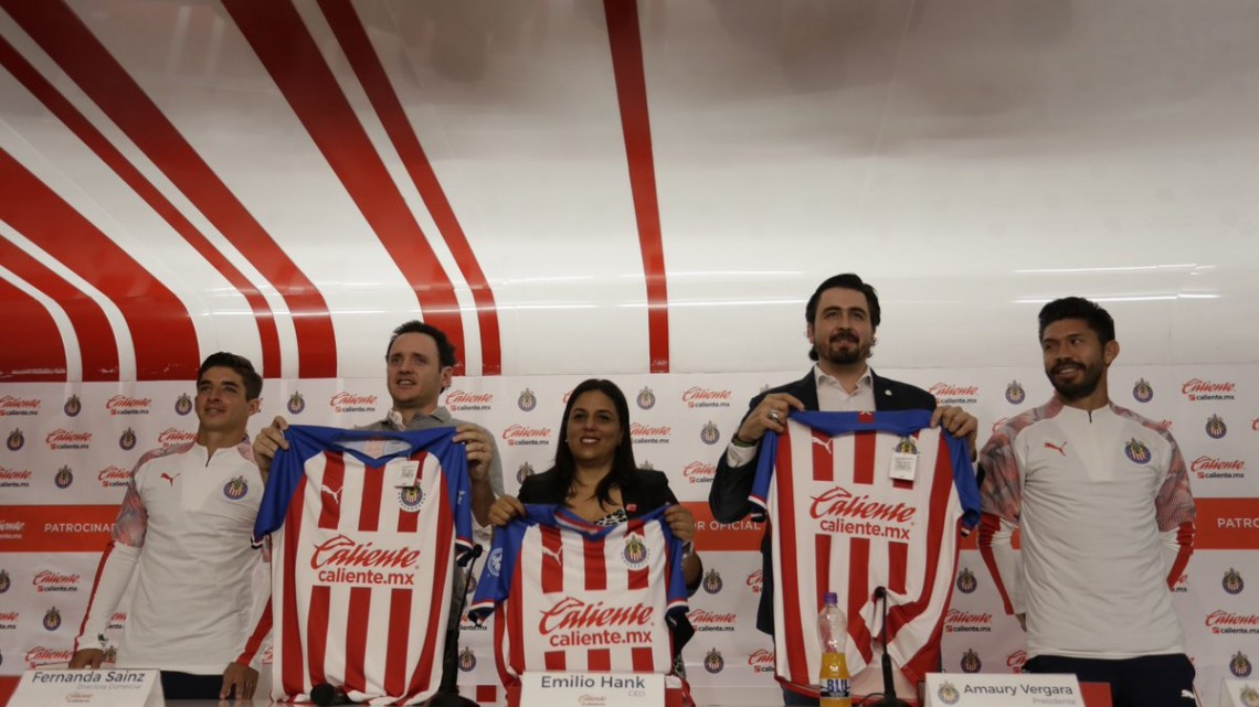 Chivas presenta sus nuevos uniformes 